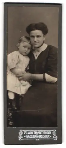 Fotografie Alwin Trautmann, Grossröhrsdorf, Mutter mit ihrem Kind im Atelier