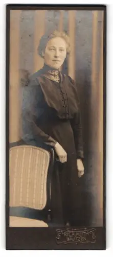 Fotografie Rich. Huth, Bautzen, Porträt einer Frau mit Stuhl