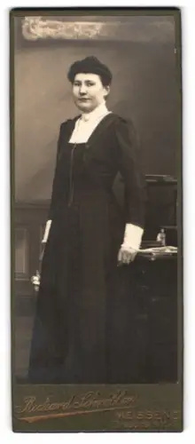 Fotografie Richard Schröller, Meissen, Dresdner Strasse 5, Frau in elegantem Kleid