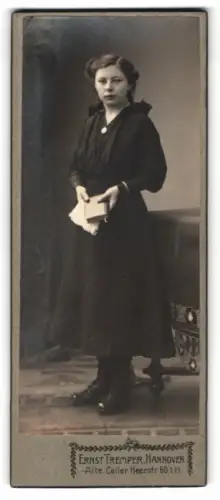 Fotografie Ernst Tremper, Hannover, Alte Celler Heerstrasse 60, Porträt einer jungen Frau mit Buch