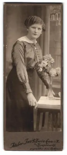 Fotografie Heinrich Imig, Zwickau, Hauptmarkt 15, Frau mit Blumenarrangement