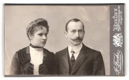 Fotografie J. Fuchs, Berlin, Königstr. 52, Porträt eines Paares im Atelier