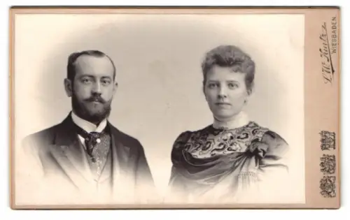 Fotografie L. W. Kurtz, Wiesbaden, Friedrichstrasse 4, Porträt eines Paares