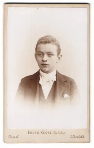 Fotografie Eugen Kegel, Cassel, Gr. Rosenstrasse 5, Porträt eines Jungen im Anzug