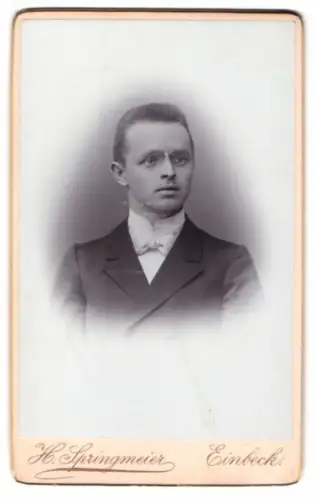 Fotografie H. Springmeier, Einbeck, Neuer Markt 5, Porträt eines jungen Mannes