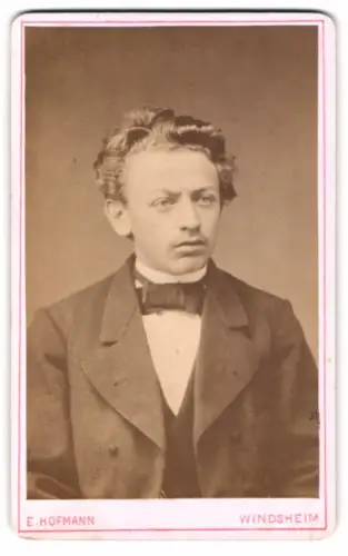Fotografie E. Hofmann, Windsheim, Rothenburger Beigasse 146, Porträt eines jungen Mannes