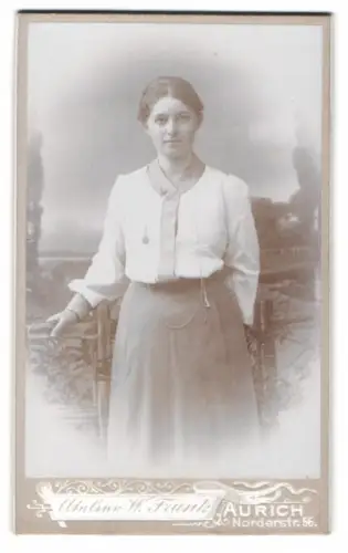 Fotografie W. Frank, Aurich, Norderstr. 56, Junge Frau im Atelier