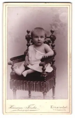Fotografie Hermann Förster, Einsiedel b. Chemnitz, Kleinkind auf dekorativem Stuhl