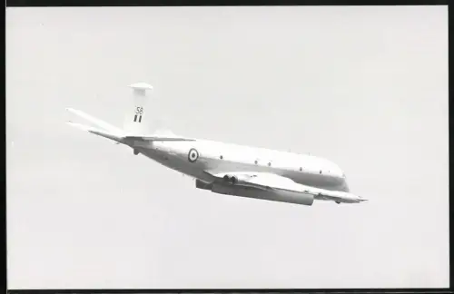 Fotografie Flugzeug Vierstrahliger Bomber der Royal Air Force, Kennung XV258 mit geöffneten Bombenschacht
