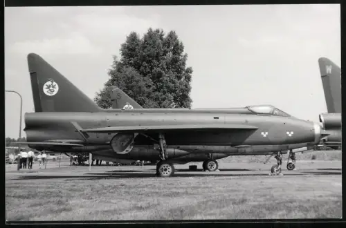 Fotografie Flugzeug English Electric Lightning, Zweistrahliger Jet, Jagdflugzeug mit Staffelabzeichen