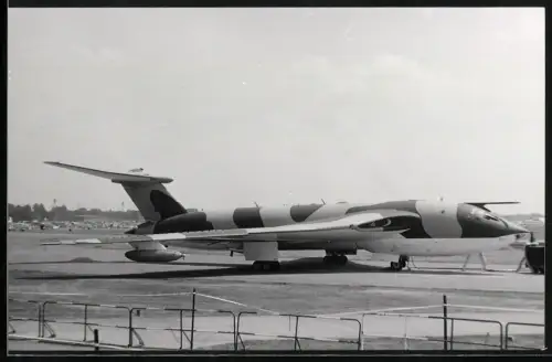 Fotografie Flugzeug Handley Page HP.80 Victor in Tarnlackierung, Kennung XA932