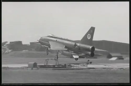 Fotografie Flugzeug English Electric Lightning, Kampfjet der RAF mit Staffelabzeichen