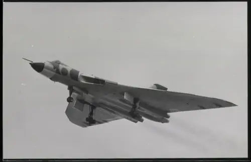 Fotografie Flugzeug Avro 698 Vulcan B.2, Strategischer Bomber der RAF über Gütersloh
