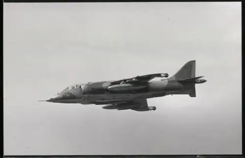 Fotografie Flugzeug Hawker Siddeley Harrier, Senkrechtstarter im Vertikalflug