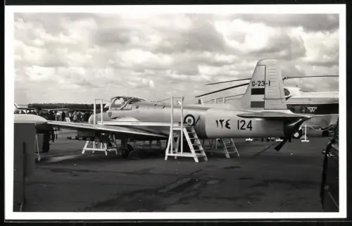 Fotografie Flugzeug Jagdflugzeug / Kampfjet bei einer Luftfahrt-Ausstellung