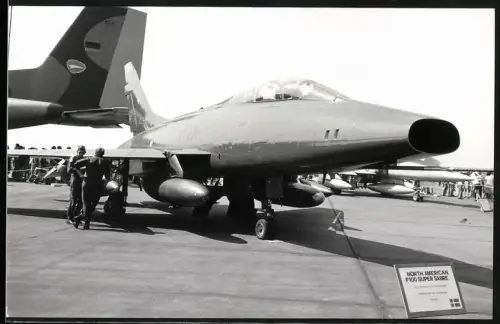 Fotografie North American F-100 Super Sabre, Kampfjet der Schweizer Luftstreitkräfte GT.870