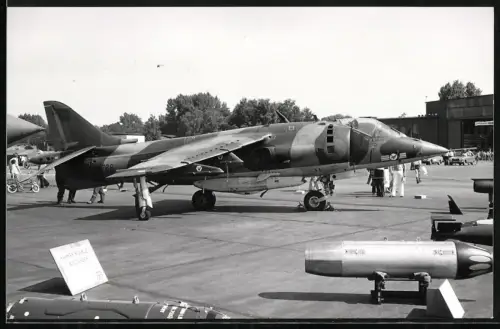 Fotografie Flugzeug Hawker Siddeley Harrier, RAF Senkrechtstarter XW768