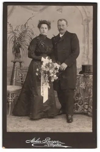 Fotografie Atelier Berger, Kempten, Brautpaar mit Blumenstrauss