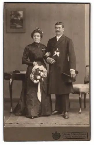 Fotografie Arthur Eckerlein, Lindau, Paradiesplatz, Hochzeitspaar in eleganter Garderobe