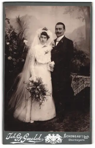 Fotografie Joh. Gg. Gmelch, Schongau am Lech, Hochzeitspaar umgeben von Pflanzen