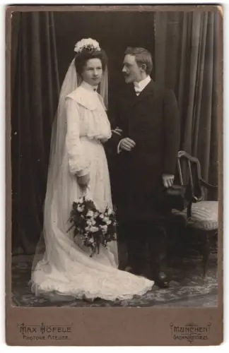 Fotografie Max Höfele, München, Dachauerstr. 25, Hochzeitspaar in feierlicher Pose