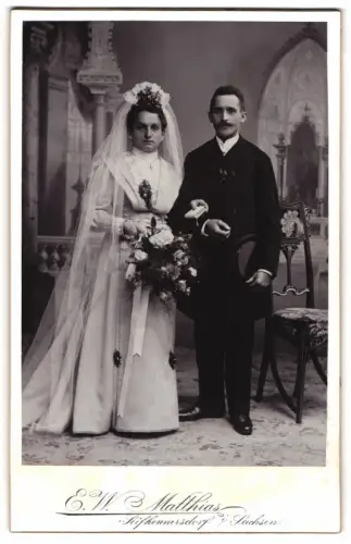 Fotografie E.W. Matthias, Seifhennersdorf, Hochzeitspaar mit Blumenschmuck
