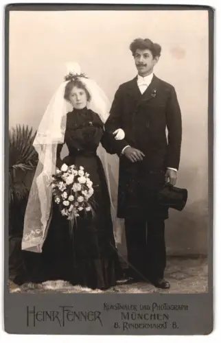 Fotografie Heinr. Fenner, München, Rindermarkt 8, Hochzeitspaar mit Blumenstrauss