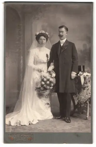 Fotografie A. Schauber, Warnsdorf, Künstlergasse 175, Hochzeitspaar in feierlicher Pose