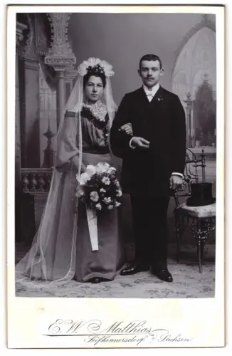 Fotografie E.W. Matthias, Seifhennersdorf, Ein Hochzeitspaar im Atelier