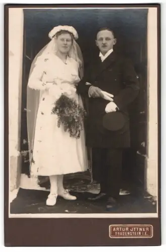 Fotografie Artur Ittner, Frauenstein i.E., Hochzeitspaar im Eingang stehend