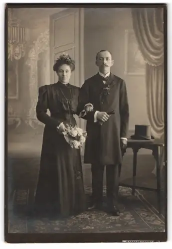 Fotografie unbekannter Fotograf und Ort, Hochzeitspaar mit Blumenstrauss