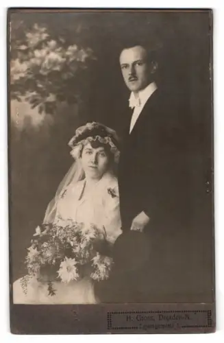 Fotografie H. Gross, Dresden-N., Leisnigerplatz 1, Hochzeitspaar im Atelier