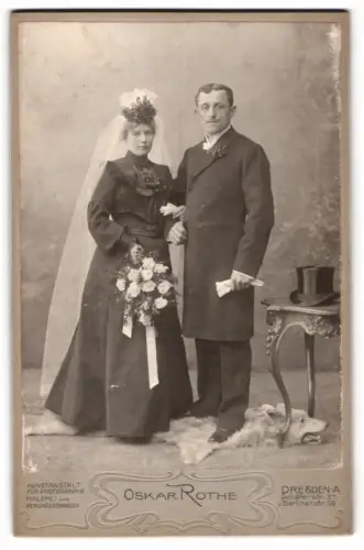 Fotografie Oskar Rothe, Dresden, Schäferstrasse 37, Hochzeitspaar mit Blumenstrauss