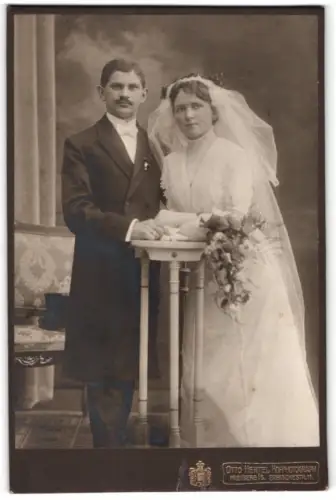 Fotografie Otto Hertel, Freiberg, Erbische Str. 11, Hochzeitspaar im Brautkleid