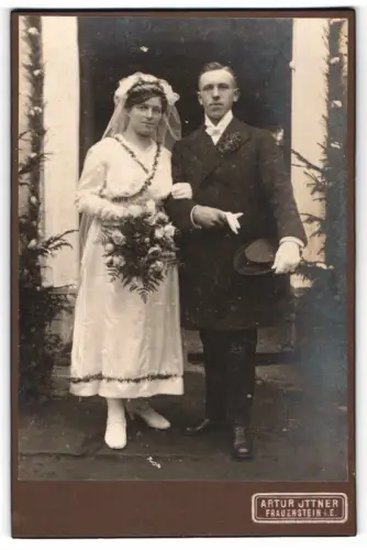 Fotografie Artur Ittner, Frauenstein i. E., Hochzeitspaar im Brautkleid und Anzug mit Chapeau Claque