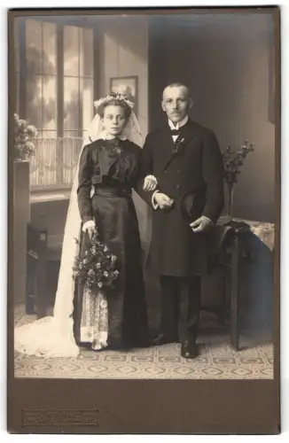 Fotografie Alfred Kahle, Pulsnitz, Kamenzerstr. 215, Hochzeitspaar mit Blumenstrauss