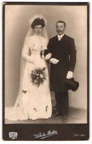 Fotografie Wilhelm Richter, Tachau, Bahnhofstrasse 33, Hochzeitspaar im Studio
