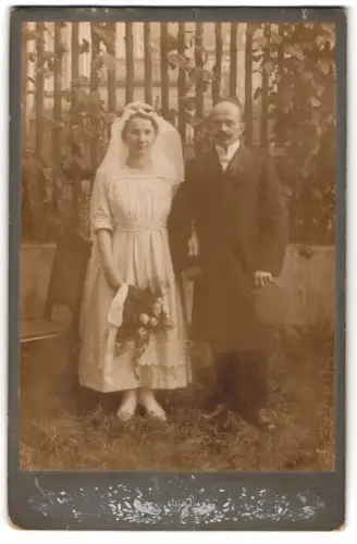 Fotografie Fotograf unbekannt, Lomnitz, Hochzeitspaar im Garten