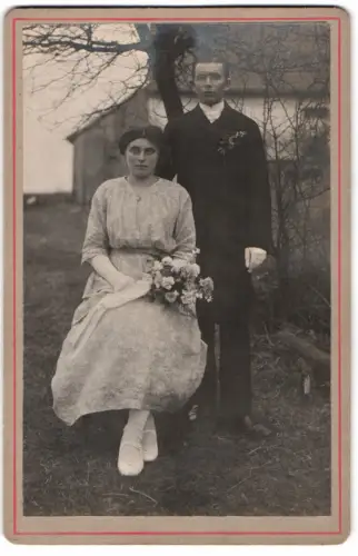Fotografie Fried. Näther, Weissenberg i. Sa., Hochzeitspaar im Freien mit Blumenstrauss