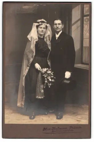 Fotografie Max Hofmann, Pulsnitz, Bischofswerdaerstrasse, Hochzeitspaar in festlicher Garderobe