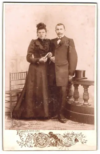 Fotografie Curt Born, Kamenz, Oststrasse, Elegantes Paar im Atelier