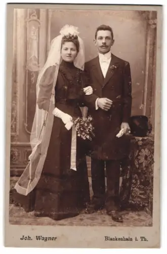 Fotografie Joh. Wagner, Blankenhain i. Th., Hochzeitspaar in eleganter Garderobe