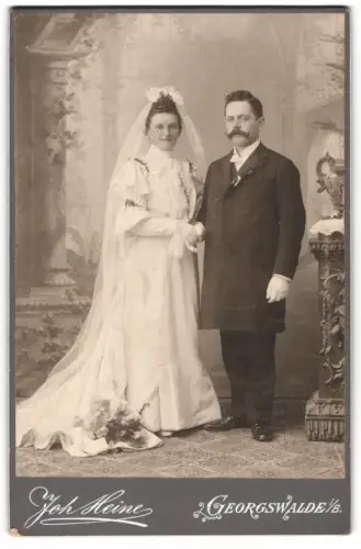Fotografie Joh. Heine, Georgswalde i. B., Hochzeitspaar im Studio