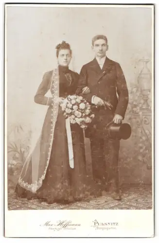 Fotografie Max Hoffmann, Pulsnitz, Bürgergarten, Brautpaar im schwarzen Hochzeitskleid mit Blumenstrauss