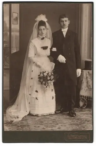 Fotografie A. Krzywinski, Grossröhrsdorf, Grossmannstrasse, Hochzeitspaar im Atelier