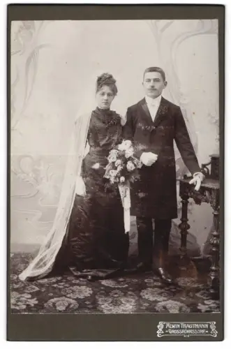 Fotografie Alwin Trautmann, Grossröhrsdorf, Hochzeitspaar stehend mit Blumenstrauss