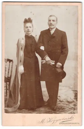 Fotografie M. Krzywinski, Grossröhrsdorf, Grossmannstrasse, Hochzeitspaar mit traditionellen Kleidern