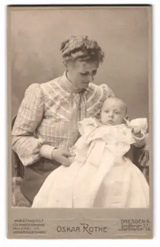 Fotografie Oskar Rothe, Dresden, Mutter mit ihrem Sohn Walter im Arm, Mutterglück
