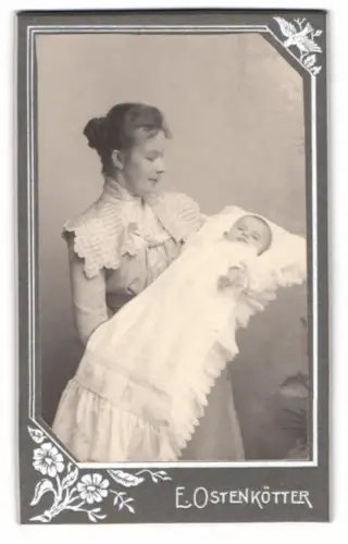 Fotografie E. Ostenkötter, Hirschfelde-Ostritz, junge Mutter mit ihrem Kind im Wickel, Mutterglück