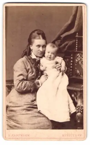 Fotografie Heinrich Arnemann, Münster i. W., Mutter mit ihrer Tochter im weissen Kleid, Mutterglück